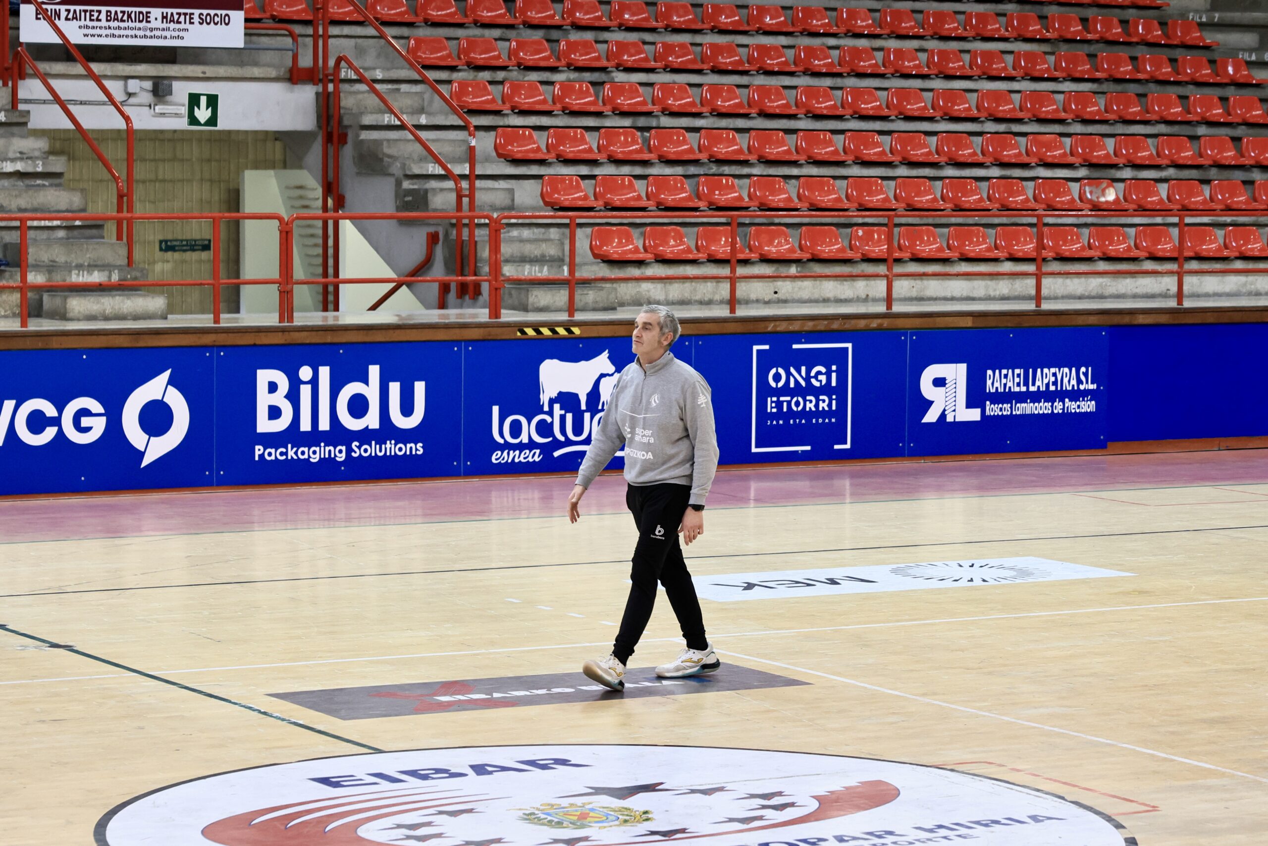 Eibar Eskubaloia RLAPEYRA 2 Entrenador en cancha de balonmano.